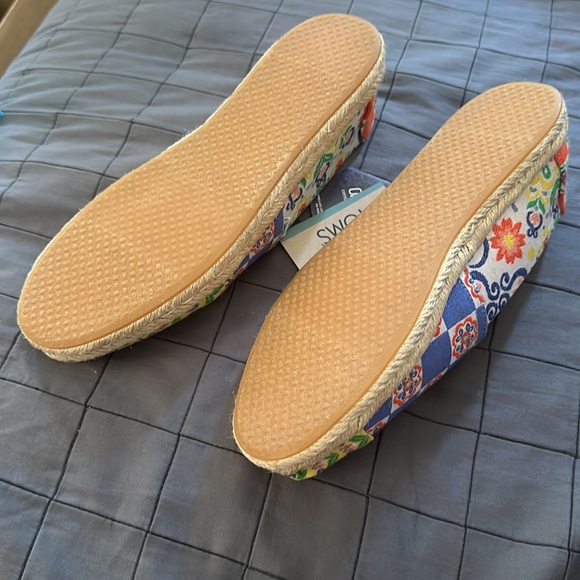 New with tags colorful Toms espiraldes flat tile design shoe size 7 - Picture 3 of 5